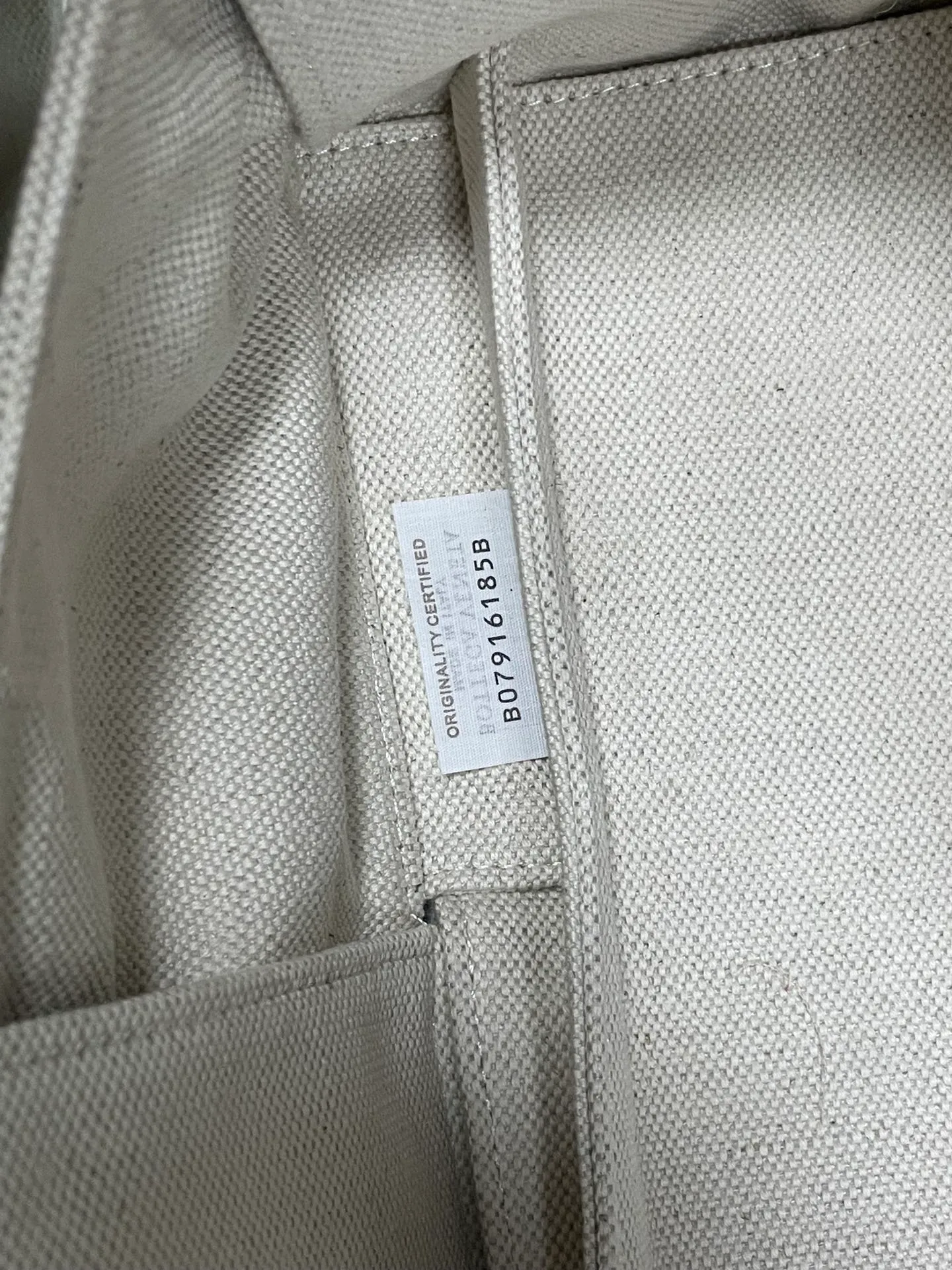 #𝐀𝐑𝐂𝐎 𝐓𝐎𝐓𝐄 Woven tote bag, 3 compartments in linen. Here comes the elegant tote bag. The woven elements and white body are perfect for commuting. The linen fabric and the overall design are simple and fashionable. The upper body is very easy to match. It has a strong signature. It is cool and cool, light and versatile. It is a favorite of many people. You can’t go wrong with this one! Size: 36*24*12